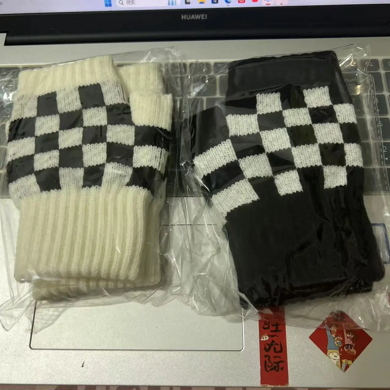 คู่ใหม่สีดําและสีขาว Checkered Half Finger ถุงมือผู้หญิงถักฤดูหนาวนักเรียนเขียนขี่จักรยาน WARM