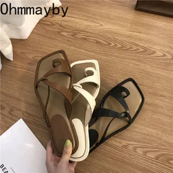 Letnie Gladiatorki damskie kapcie moda eleganckie klipsy Toe mieszkania slajdy buty damskie Casual wakacje na plaży klapki japonki Sandalias