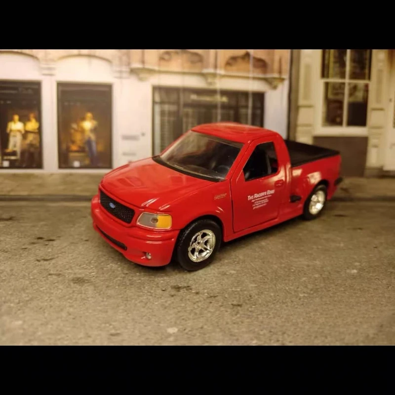 

Jada 1:24 Brian’s 1999 Ford F-150 SVT LIGHTNING High Simulation Diecast Car Metal Alloy Model Car Gift Collection