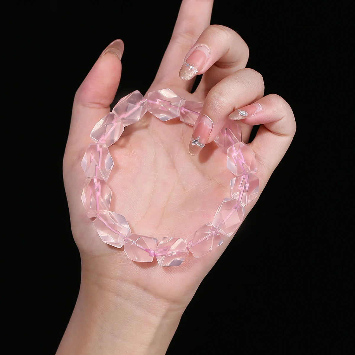 الحجر الطبيعي الوردي الكوارتز غير النظامية حبة سوار موضة مطاطا سوار المرأة الحلو الرومانسية العقل شفاء يوغو مجوهرات هدية