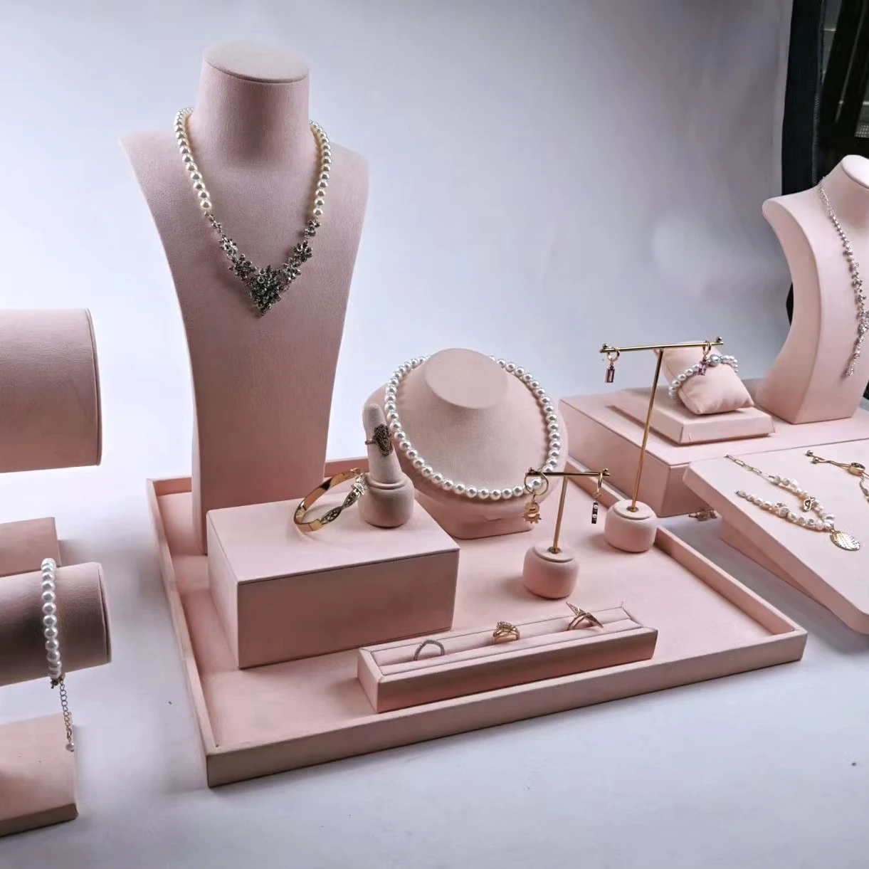 

High-end Luxury Jewelry Display Set Necklace Earring Ring Bracelet Display Stand Microfiber Pink Jewelry Display Set Prop