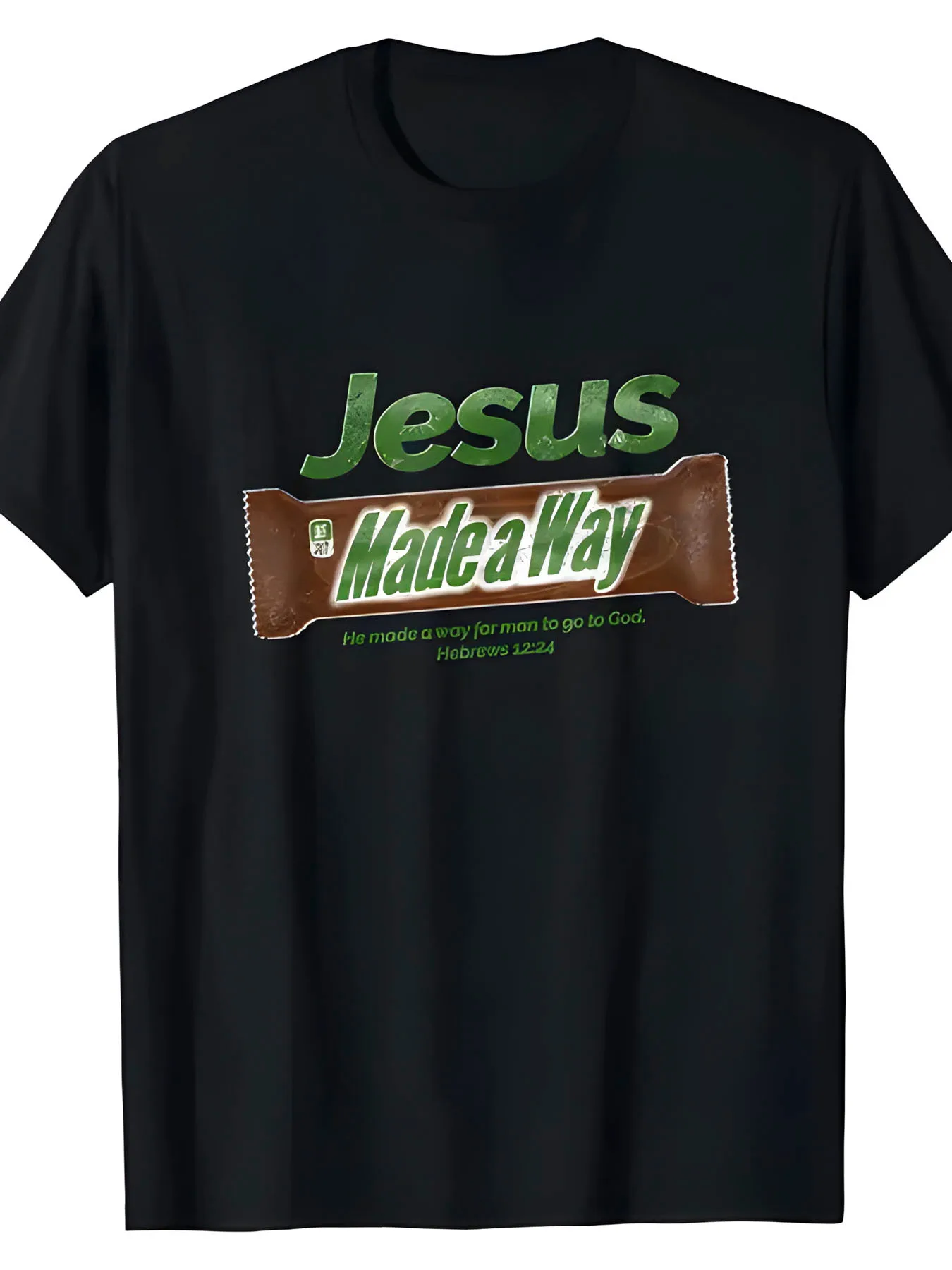 Camiseta con Versículo Hebreo y Diseño de Envoltura de Barra de Chocolate - Negra con Estampado de Escritura en Verde/Blanco, Corte Holgado, Manga Corta, Casual