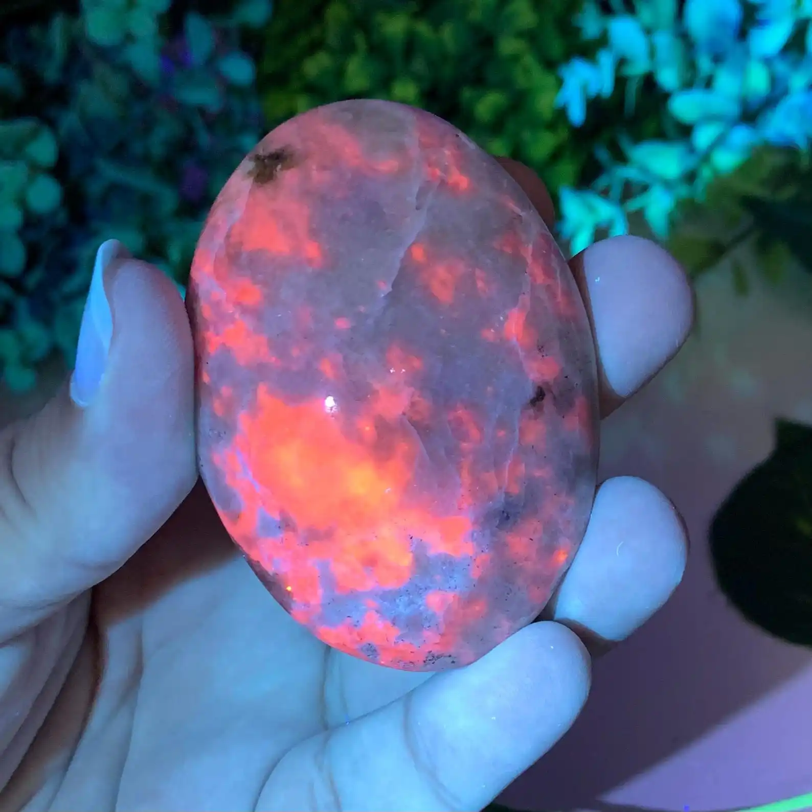 120g Beautiful UV Reactive Hackmanite Palm Stone, Hackmanite Palmstone, Purple Hackmanite Palm Stone, Hackamnite Palm Stones