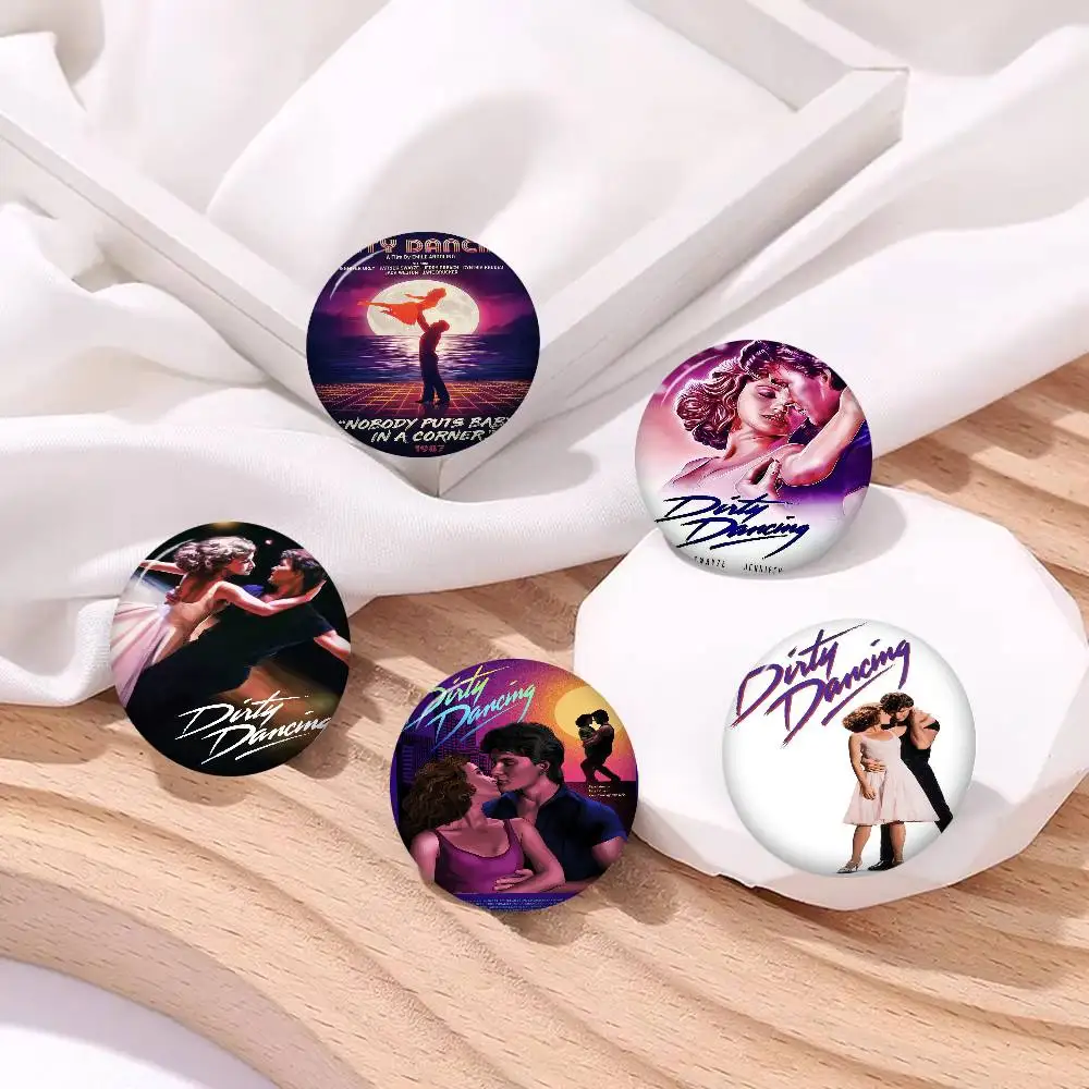 Broches de dibujos animados de la película Dirty Dancing, insignias de anime, broches redondos hechos a mano, pines de solapa, joyería para mochilas, ropa y regalos