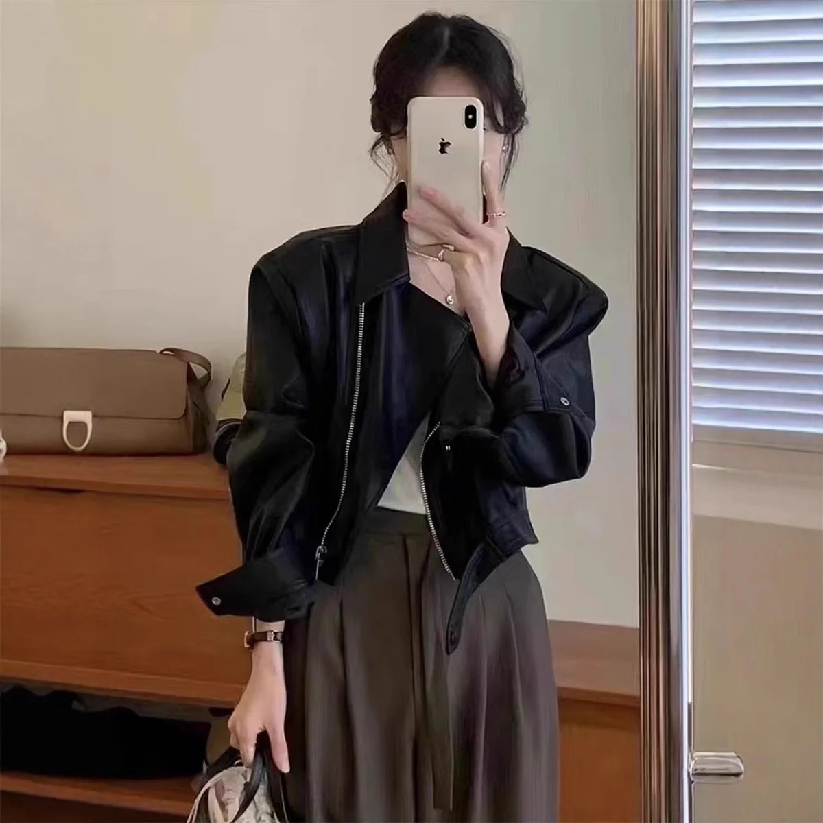Retro PU Leather Jacket Women's Short Style Fashionable Versatile Slimming Motorcycle Jacket Top for Spring 2026