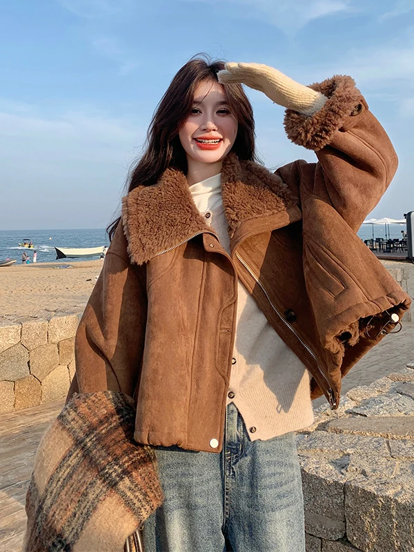 Karmelowy płaszcz z jagnięcej wełny, damski, skórzany i futrzany, ocieplany, z wykładanym kołnierzem, zimowy, ciepły, zapinany na zamek.