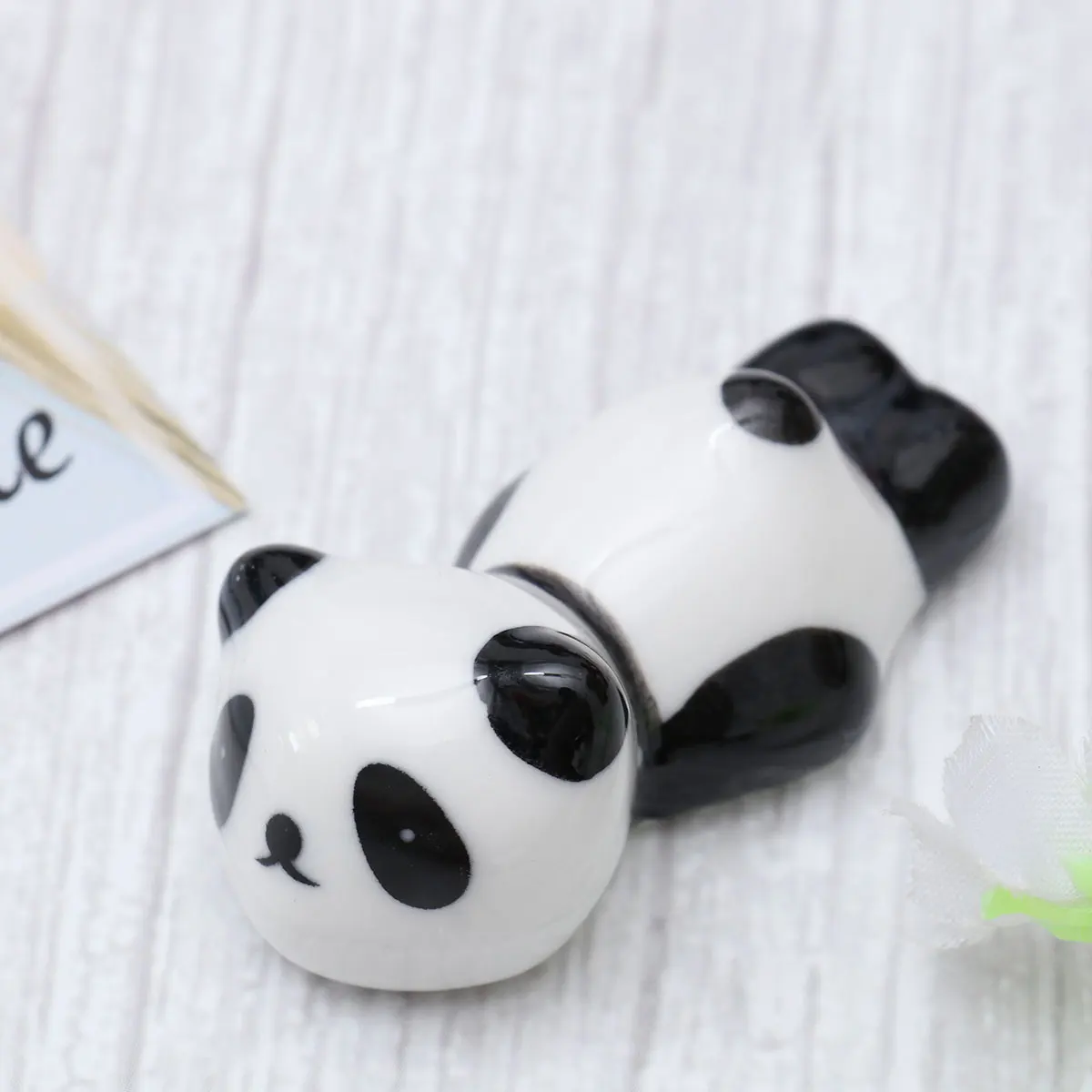 Bacchette in ceramica da 4 pezzi a forma di panda dei cartoni animati, elegante finitura lucida, portatile per la cucina, la tavola da pranzo, le bacchette