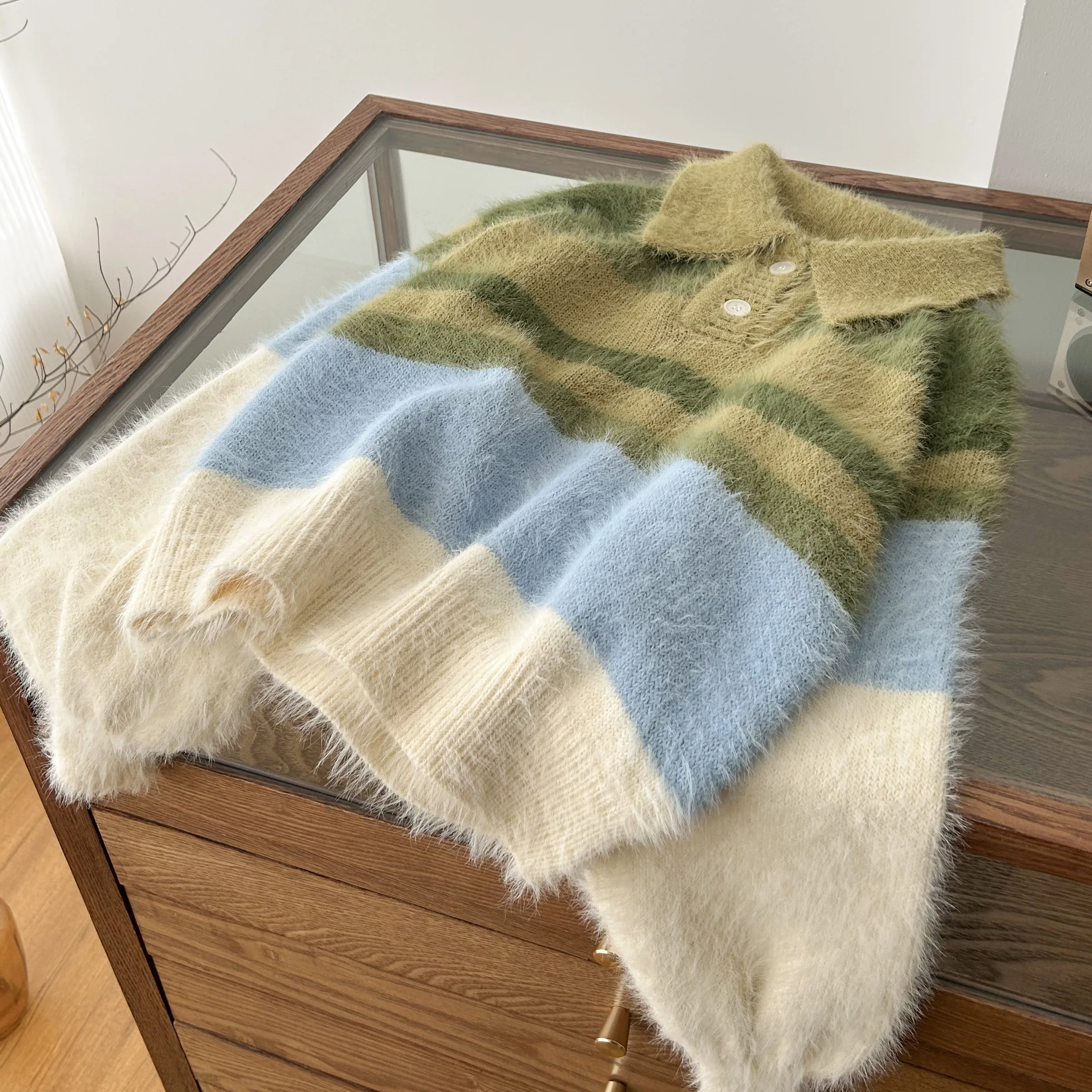 女性のカジュアルなカラーコントラストストライプ長袖ルーズショートセーターレディースストリートウェアターンダウンカラーランタンスリーブジャンパー