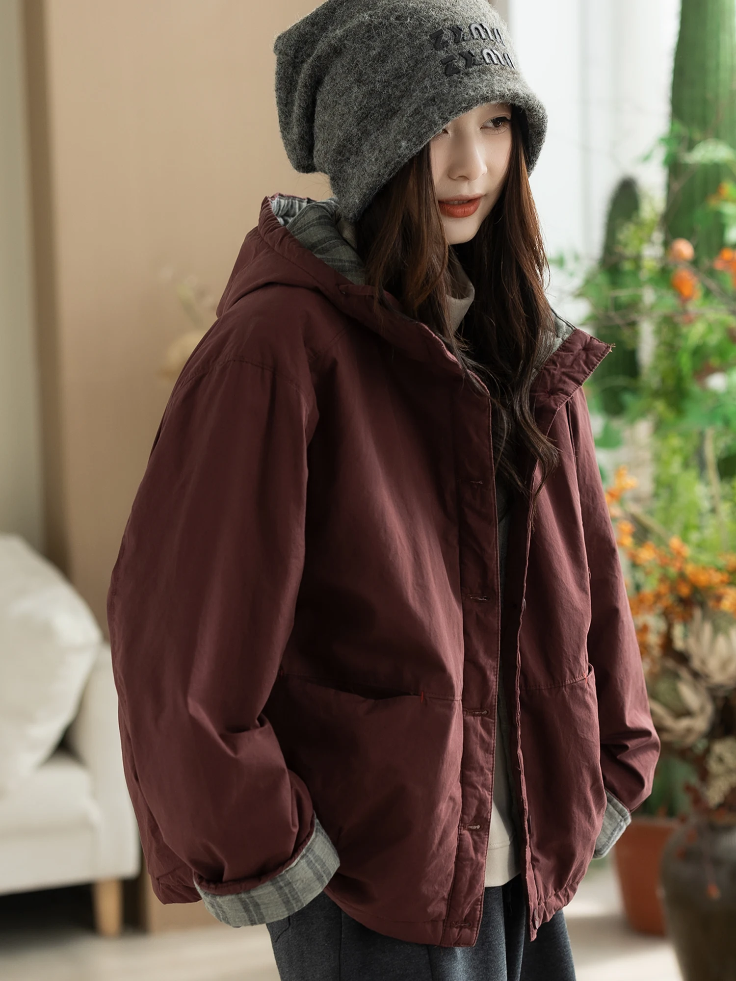 

Теплая хлопковая женская куртка свободного кроя с капюшоном, декоративными пуговицами и длинными рукавами, утепленная зимняя верхняя одежда