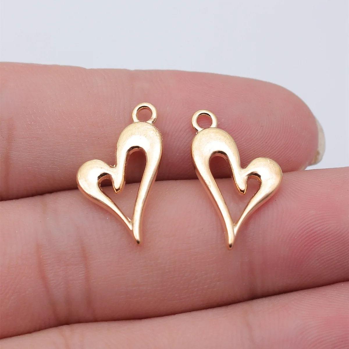Mini colgante de corazón hueco vintage para parejas, ideal para la creación de pulseras, collares y joyería DIY.