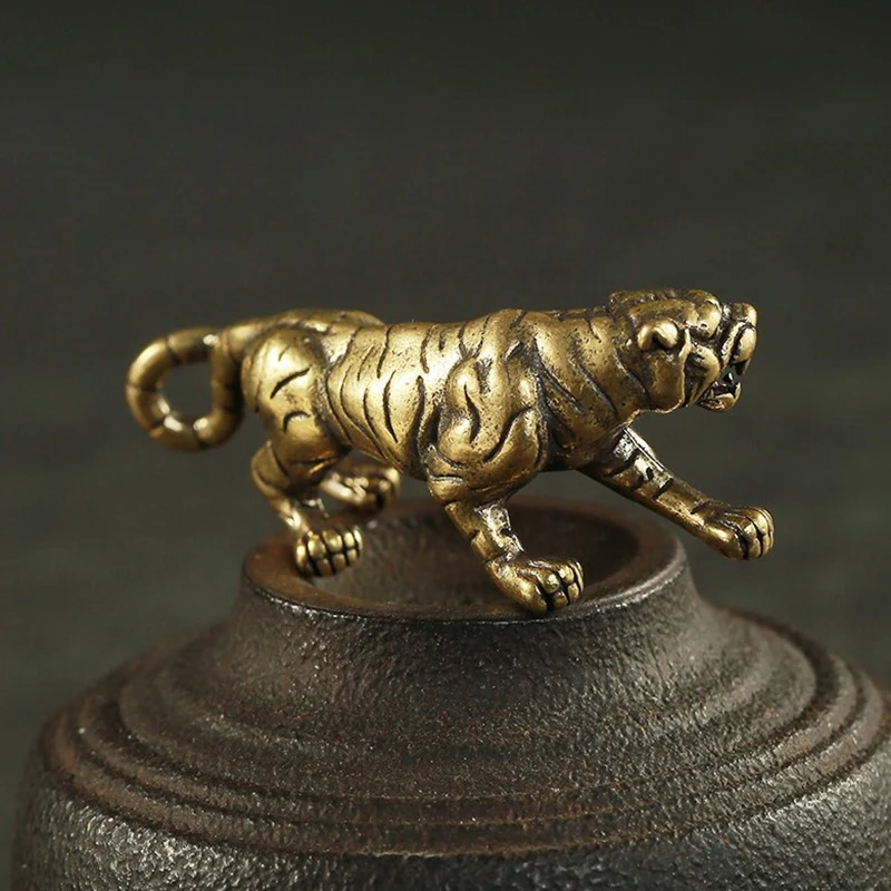 1pc Copper Tiger Small Ornaments Retro Brass Chinese Zodiac Animal Tiger Statue Figurines Keychains Pendants Antique Home Decor