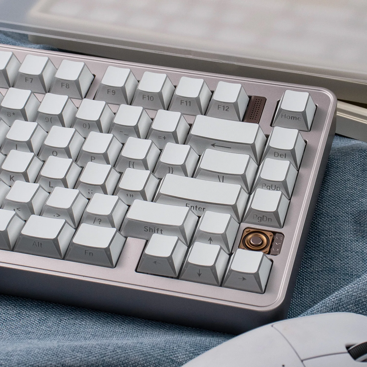 

Black and white two-color angular translucent side engraved keyboard keycaps butterfly customized PBT two-color original