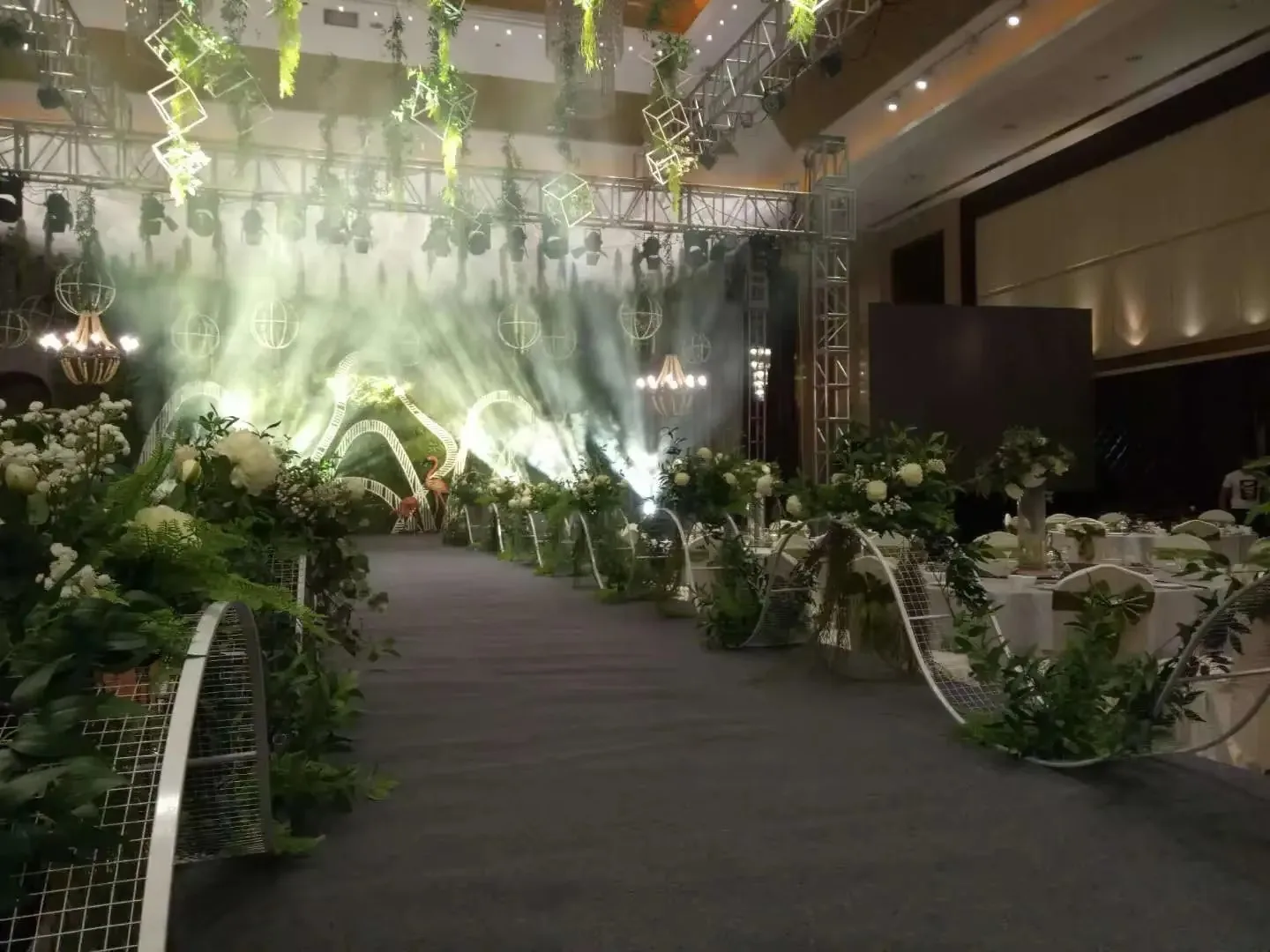 Ein Muss für Hochzeiten, Festivals und Partys! S-förmige große Wellen-T-Bühne mit Blumendekoration, 6 Stück – Detail 7