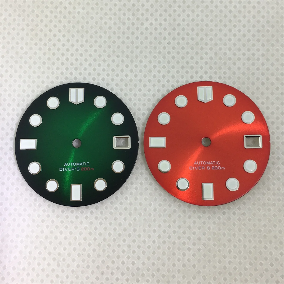 قرص ساعة 29 ملم، قرص مضيء باللونين الأسود والأبيض والأحمر والأخضر مع حركة NH35 NH36