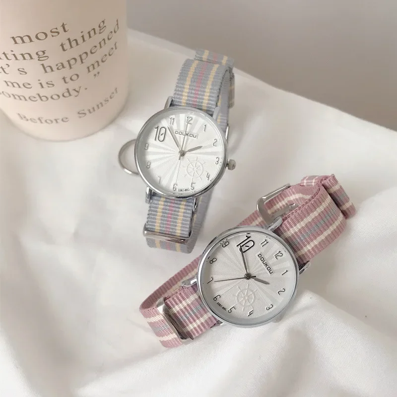 Nieuwe Stripe Eenvoudige Nummer Gear Dial Design Dames Quartz Polshorloges Casual Roze Nylon Band Vrouw Horloge Vrouwen Horloges