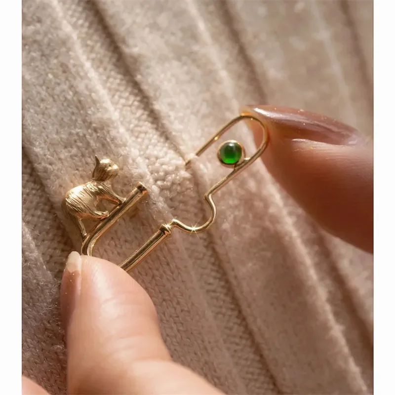 

Chinese Elements Gold Color Climbing Cat Green Zircon Brooch Women's Luxury High-end Elegant Banquet Jewelry Brooch Accessories