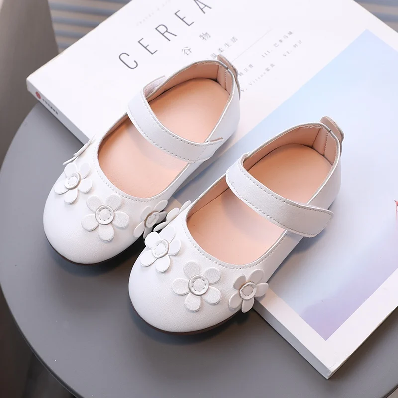 Chaussures plates en cuir PU souple pour enfants, chaussures de printemps et d'été pour enfants, design de fleurs rétro, chaussures de princesse à la mode pour filles, semelle souple