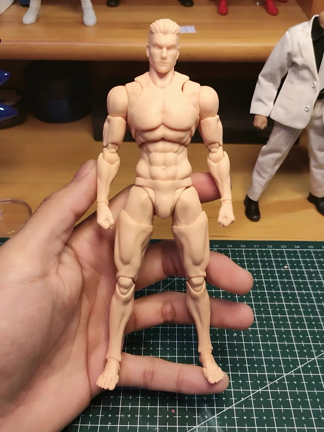 نموذج لعبة جندي ذكر بمفاصل مرنة للغاية مقياس 1/12 بطول 16 سم باللون الأبيض والأصفر والأسود