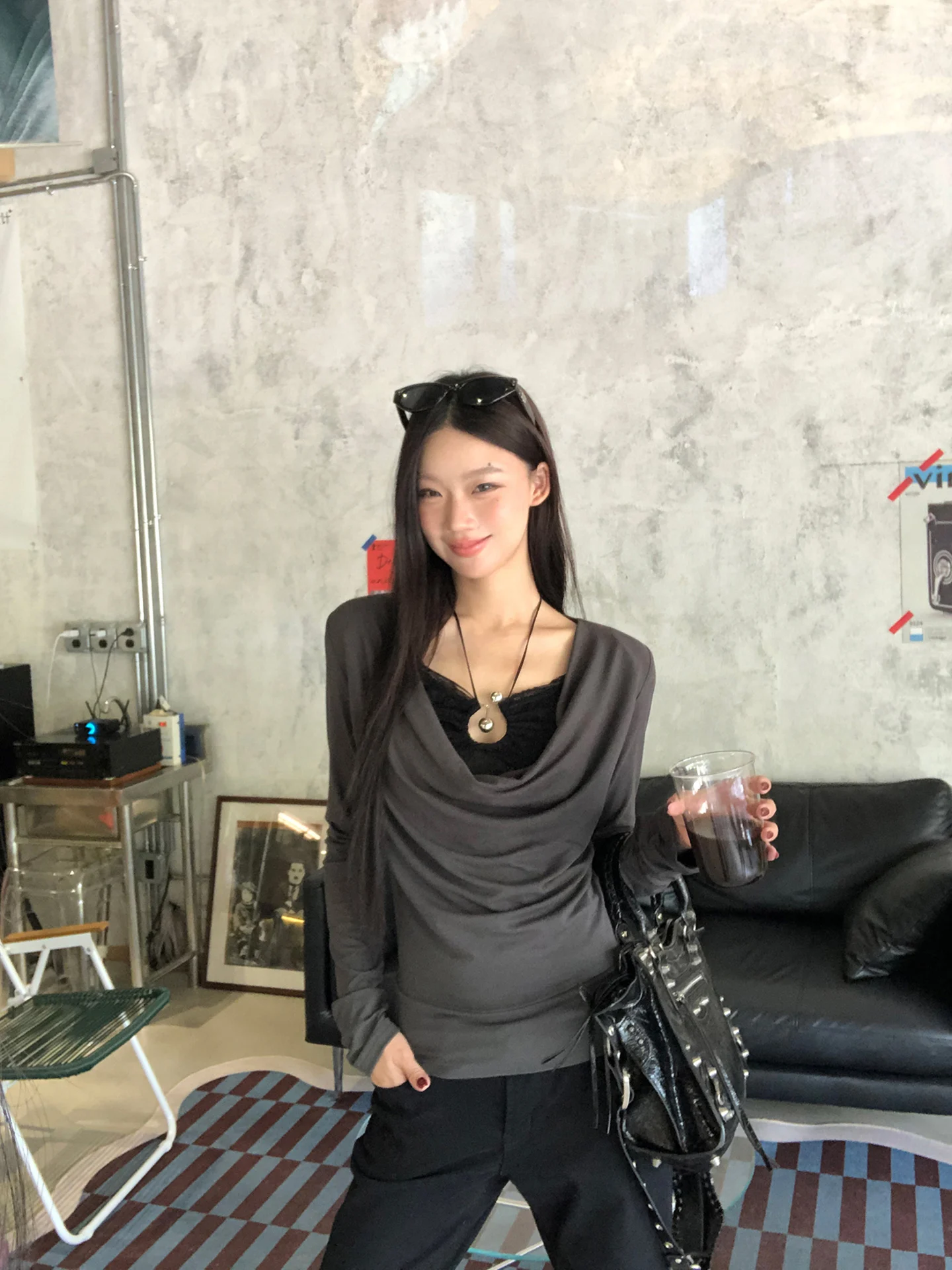 قميص نسائي ضيق بأكمام طويلة للخريف المبكر 2025، تي شيرت رمادي جديد، بلوزة أنيقة للعمل بتصميم مستقيم #1