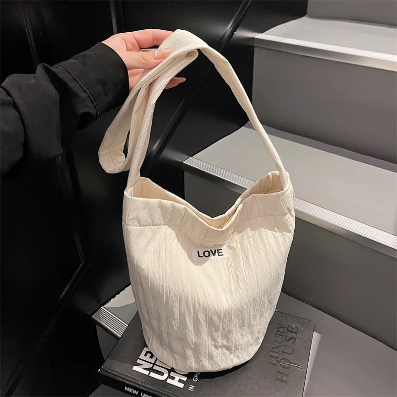 

Autumn and winter large capacity commuter canvas bucket bag for women2025New trendy high-end pleated single-shoulder crossbody b