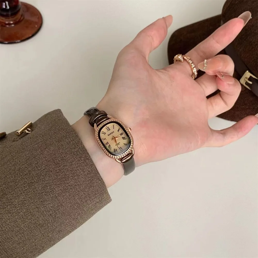 ساعة نسائية بسيطة رفيعة بحزام جلدي موضة بيضاوية بمينا روماني ساعات كوارتز للنساء ساعات يد فاخرة هدية للسيدات
