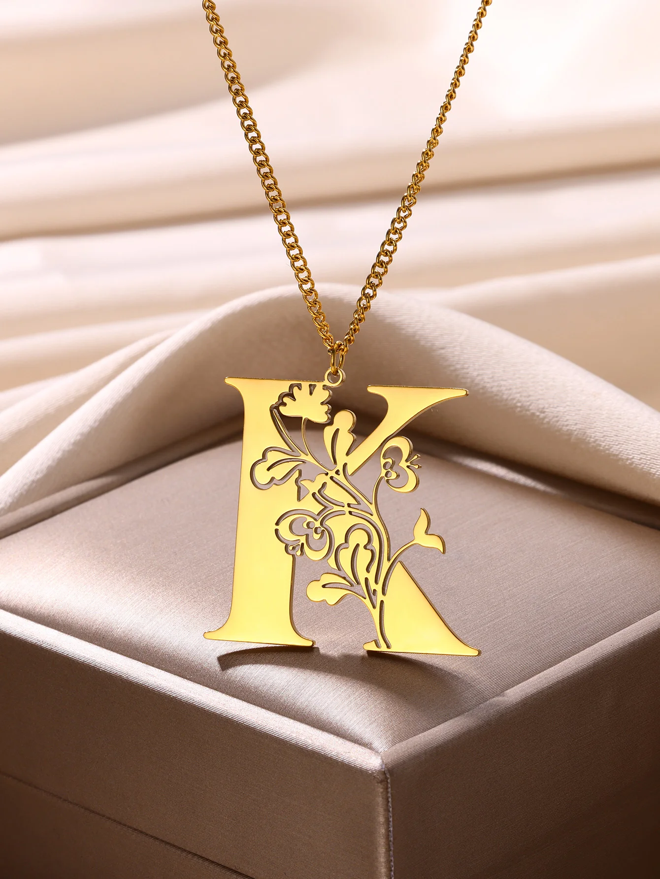 Beauty Flower A-Z-collares con letras para hombres y mujeres, joyería bohemia de acero inoxidable, colgante con inicial de flor, alfabeto