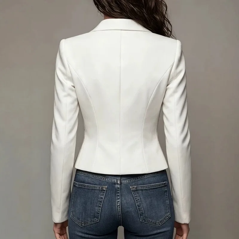 A Short Stylish Commuter Suit with A Lapel Pearl Buckle. That Cinches The Waist and Slimming The Figure Is New Autumn for Women.