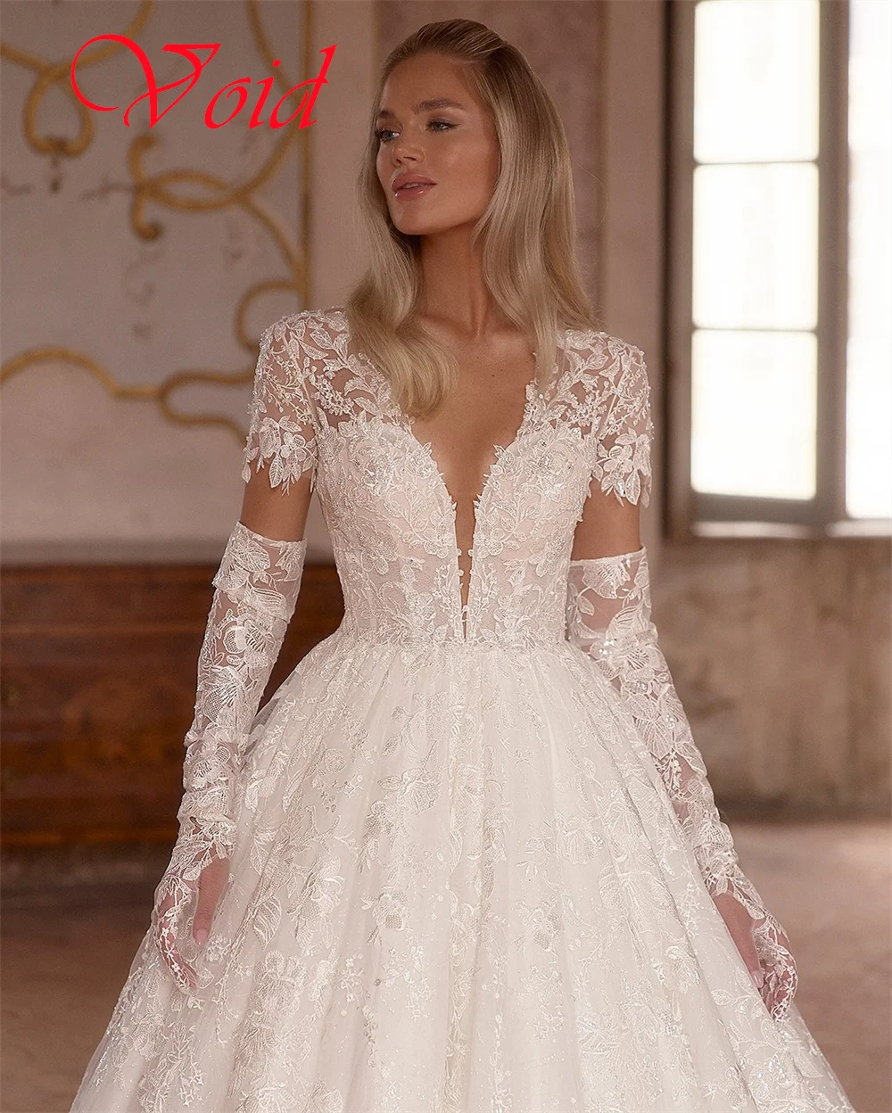 カスタマイズされた繊細なホワイトオーガンザのウェディングドレス絶妙な V ネック半袖ブライダルパーティークラシックボタンバックブライダルドレス