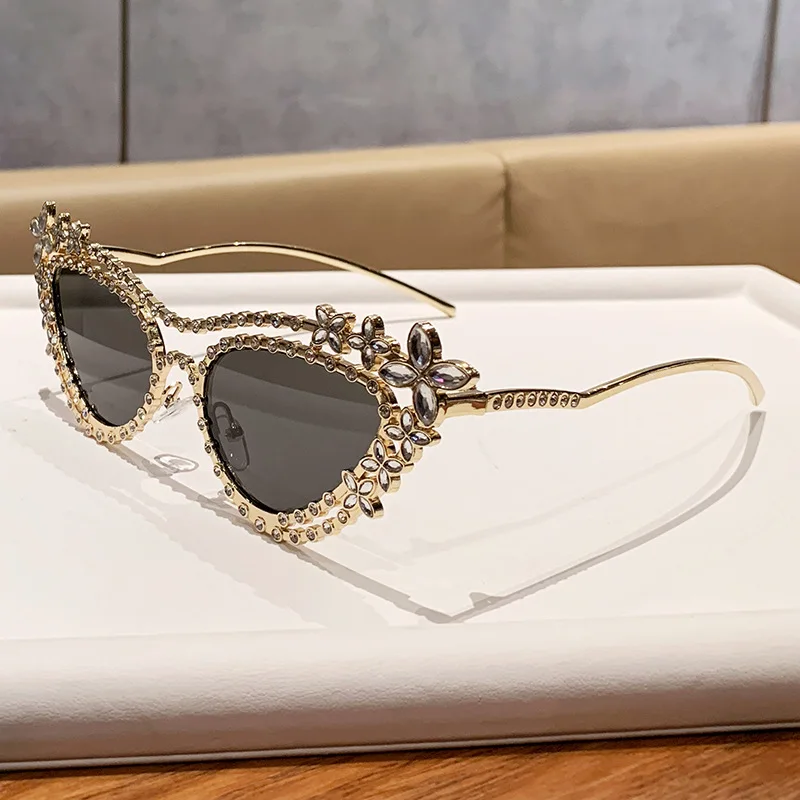 

Солнцезащитные очки «Кошачий глаз» с бриллиантами 2026 года для женщин, защита UV400, модный тренд, маленькая оправа, изысканные и очаровательные