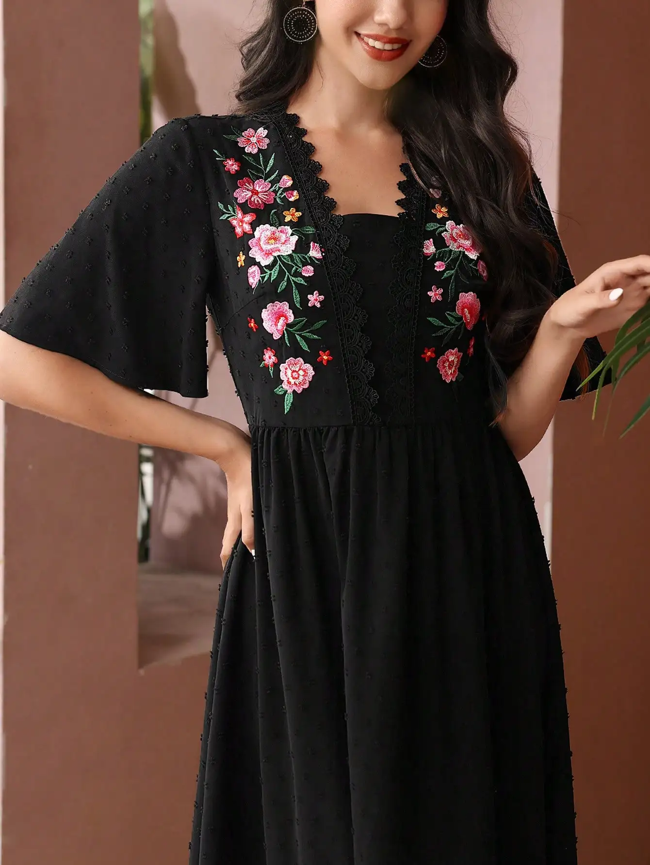 

Черное платье миди с цветочной вышивкой, кружевной отделкой и рукавами-воланами