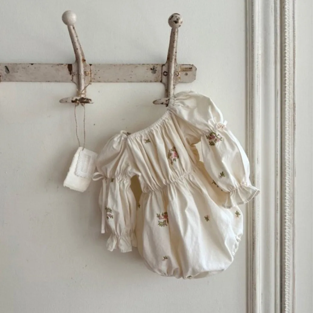 

2026 весенние комбинезоны для маленьких девочек с пышными рукавами, детские комбинезоны для маленьких девочек, боди с цветочной вышивкой для новорожденных девочек, комбинезон для младенцев