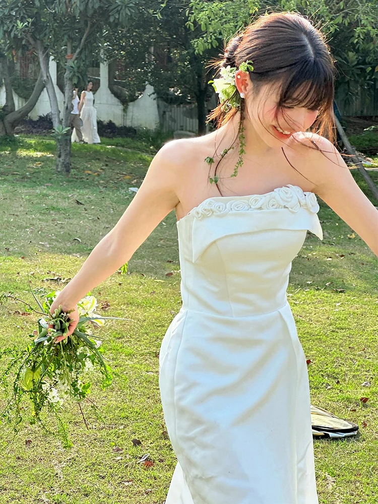 

Простое белое атласное свадебное платье Ele Simple для невест невысокого роста с мягкой юбкой А-силуэта и цветочным декором