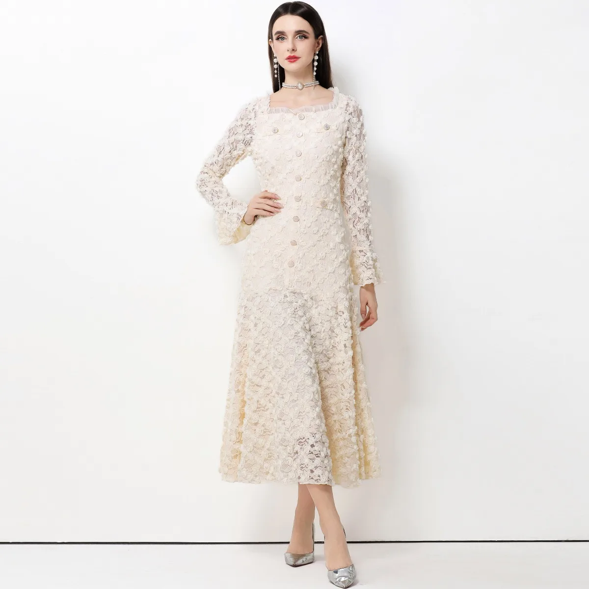 Frühling 2026 Luxuriöses Spitzenkleid mit Blumenmuster, schmal geschnitten, mit Glockenärmeln, Maxi-Länge, lässig, für Pendler, hohe Taille, Polyester...