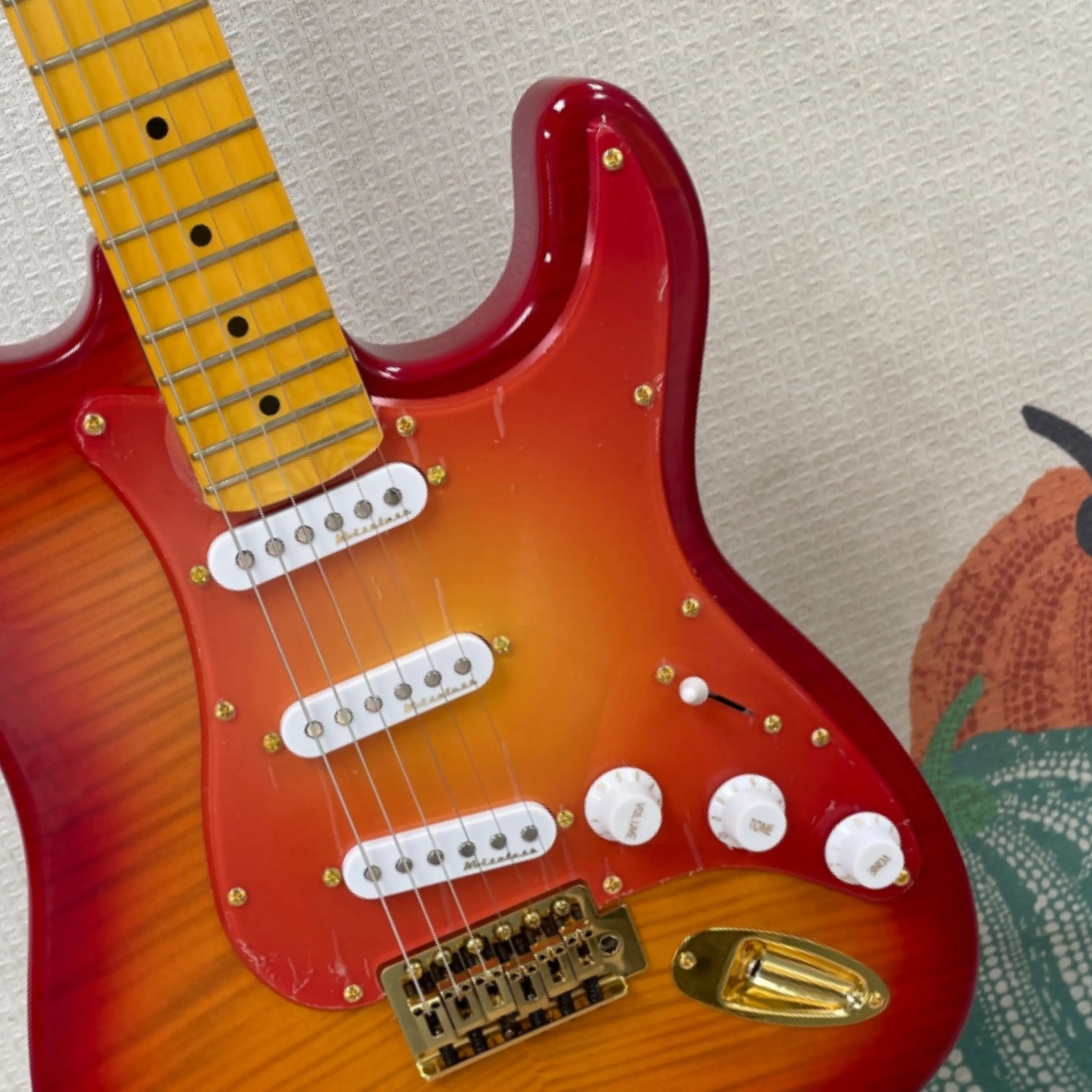 Red-Orange Gradient Tiger-Stripe Finish Electric Guitar,White SSS Pickups,Warm Transparent Tones Guitars,Classic Rock Guitarra