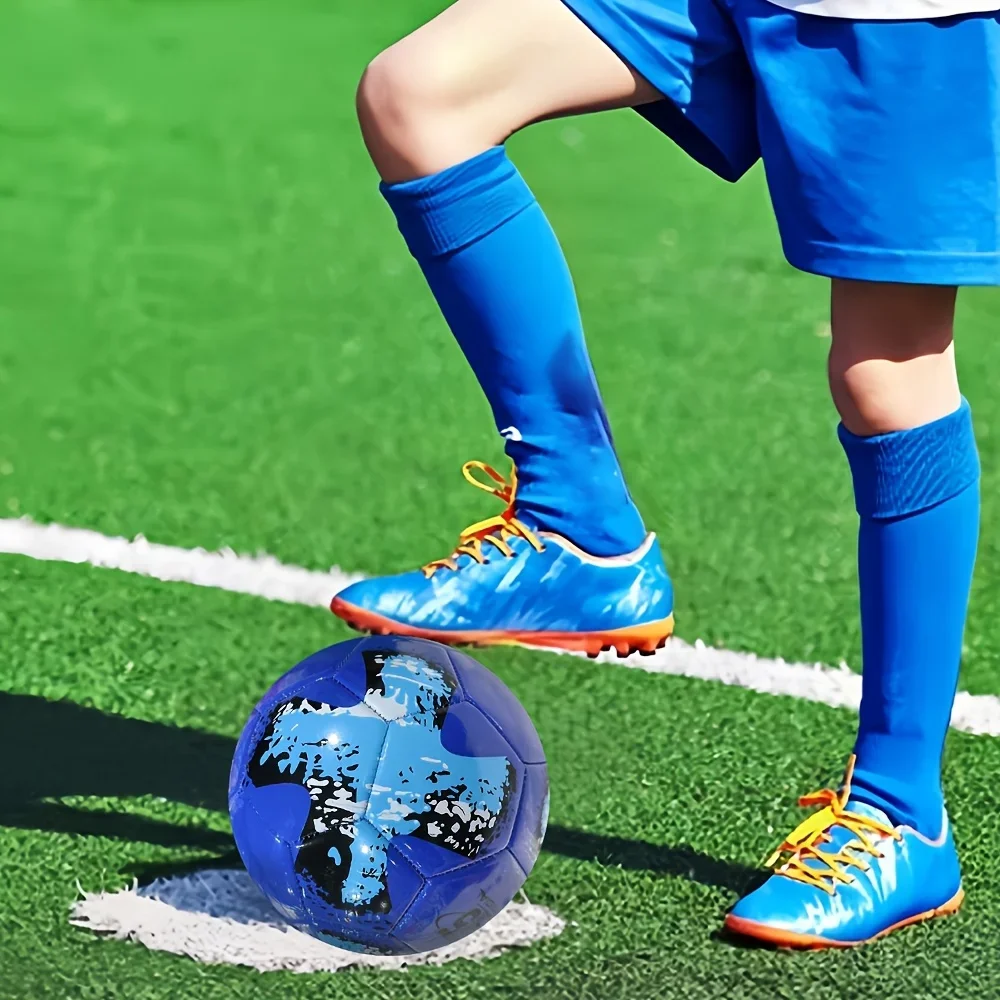 屋内および屋外プレイ用の高品質サイズ 5 サッカーボール 1 個 – 鮮やかな混合色 (グリーン、ブルー/レッド、オレンジ) ユニークなクロス付き