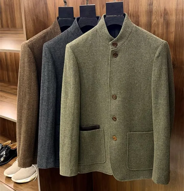 

Европа и Америка. Новая мужская одежда на зиму 2024. Вовняное пальто с длинными рукавами и воротником-стойкой на однобортных пуговицах.