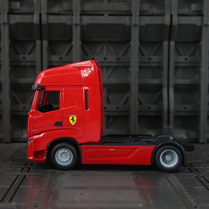 

Bburago 1:43 Ferrari F1 team container truck, racing alloy car model suitable for collection and can be given as a gift