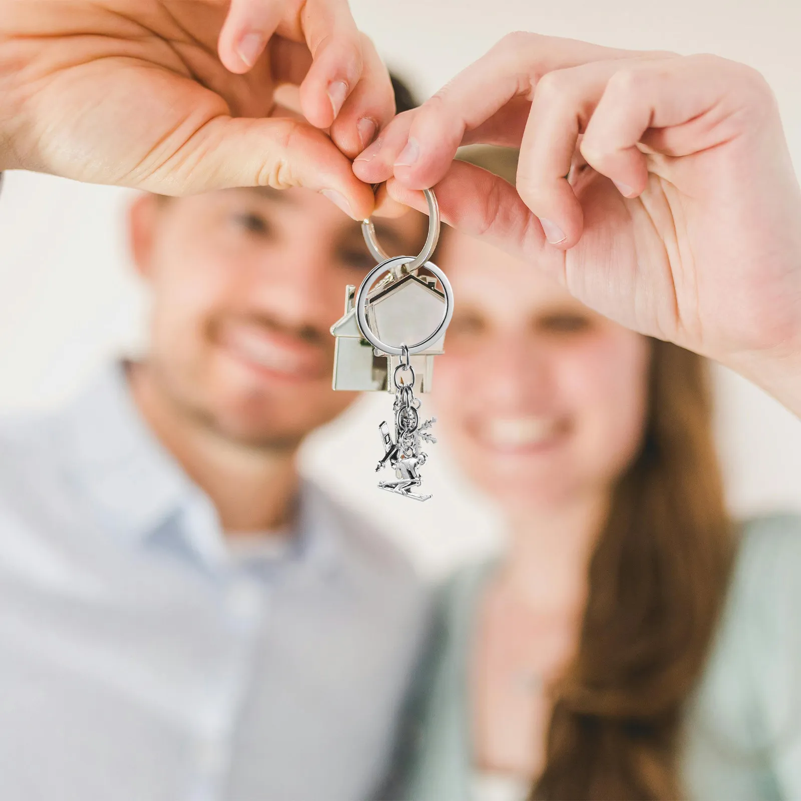 

Набор из 4 брелоков для лыж: зимние виды спорта, двойные подвески-сноуборды, шармы-снежинки, аксессуары для лыжного спорта, для ключей и сумок