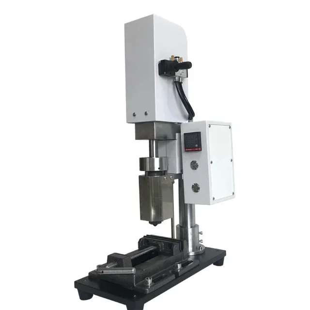 آلة DH-IM: آلة تشكيل البلاستيك العمودية المدمجة والأوتوماتيكية المصممة لتطبيقات التشكيل الصغيرة.