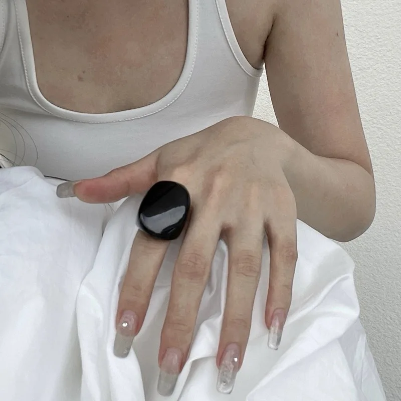 1-piece Bohemian retro style resin droplet ring Gothic style black wide face ring suitable for daily banquets