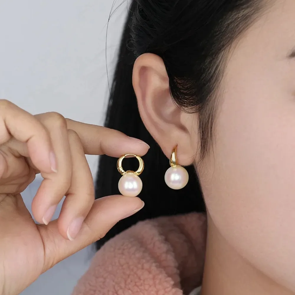 New In Imitation Pearl Hoop Earrings Women Fashion Minimalist Style Copper Ear Buckle Light Luxury Wedding Earring Accesories image 3