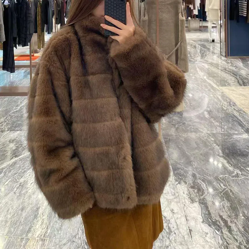 

Женщины могут носить экологически чистую меховую куртку-парку со свободным воротником-стойкой с обеих сторон коллекции осени/зимы 2025 года.