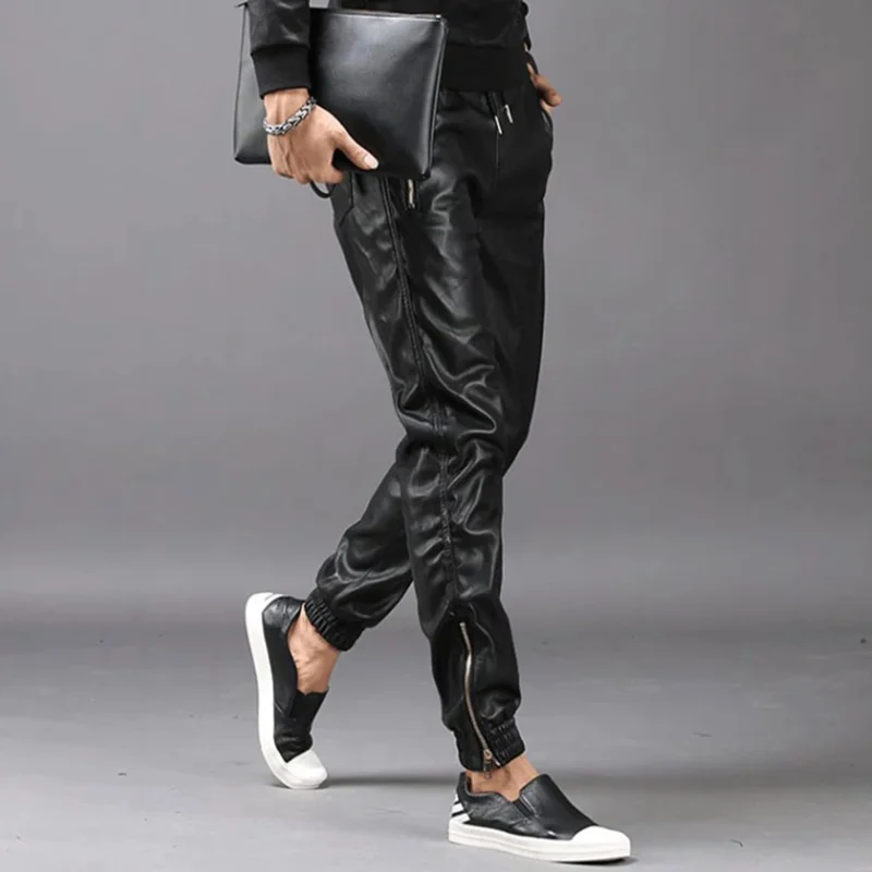 Mode Moto elastische Taille Kunstleder Hosen Männer Jogger Reißverschlusstaschen schwarz Streetwear schlanke Bleistifthose Männer Kleidung ms54124