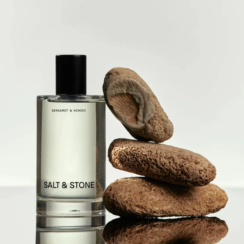 رذاذ الجسم من Salt & Stone Holiday 3.4 أونصة / 100 مل - رذاذ الجلسرين والطحالب الحمراء المرطب، هدية عطر احتفالية ناعمة