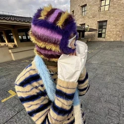 2024 Yün Karışımlı Peluş Balaclava Kontrast Renk Kabarık Örme Kadın Kış Retro Boyun Koruyucu Bir Skullies Beanies Toptan