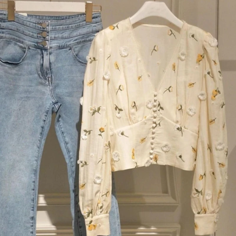 

Супер высококачественная и красивая, уникальная и красивая рубашка, ранняя осень, новая абрикосовая короткая кружевная рубашка с v-образным вырезом и цветочным принтом