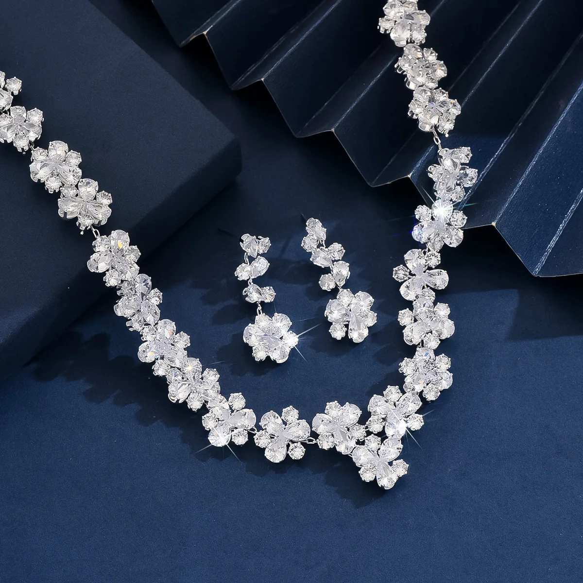 

Luxury 2Pcs Zircon Flower Necklace Earrings Elegant Choker Collar for Banquet Evening Formal Party Women Jewelry Set Accessories