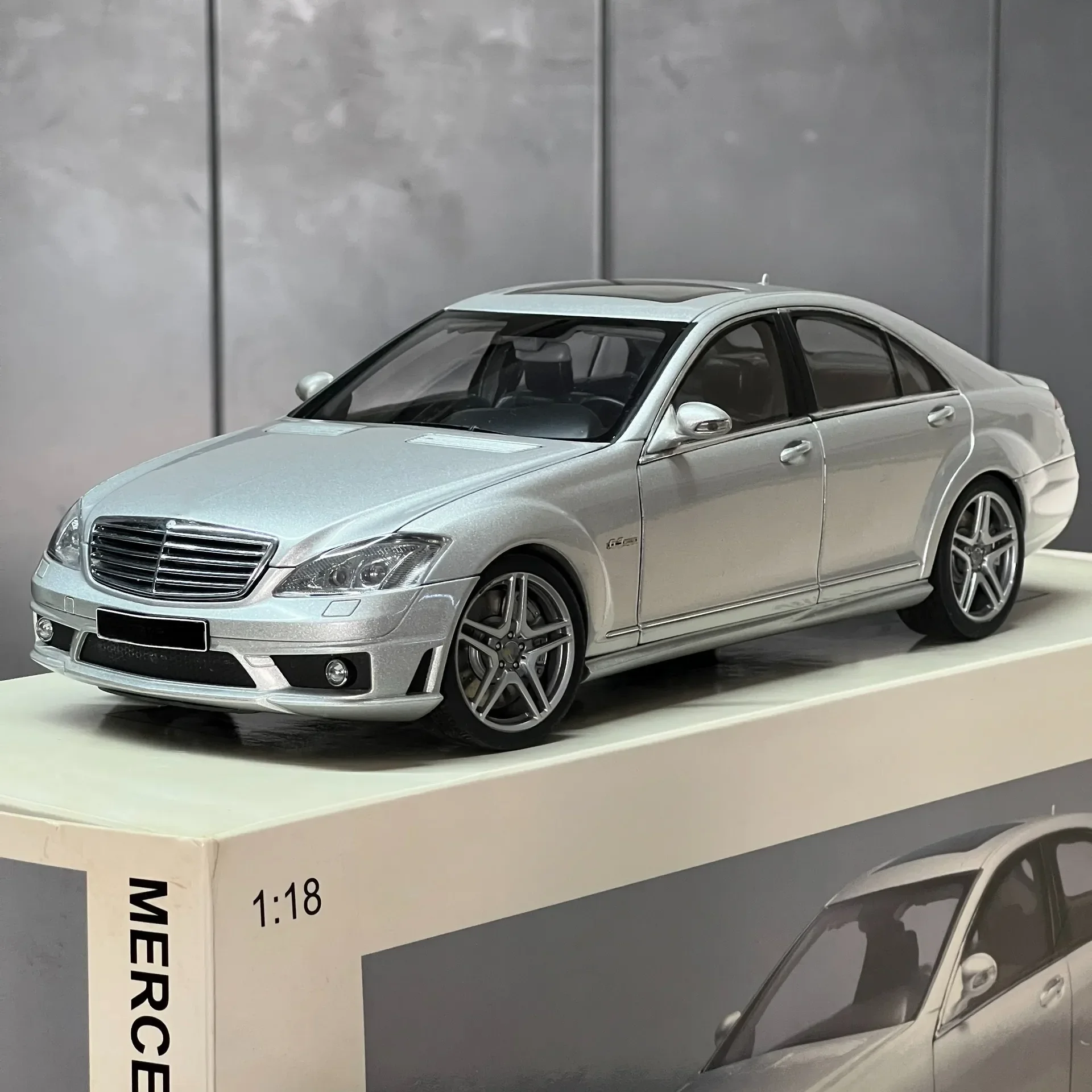 

Autoart 1:18 W221 S63 Silver/Black Simulation Limited Edition All Open Alloy Metal Static Car Model Toy Gift