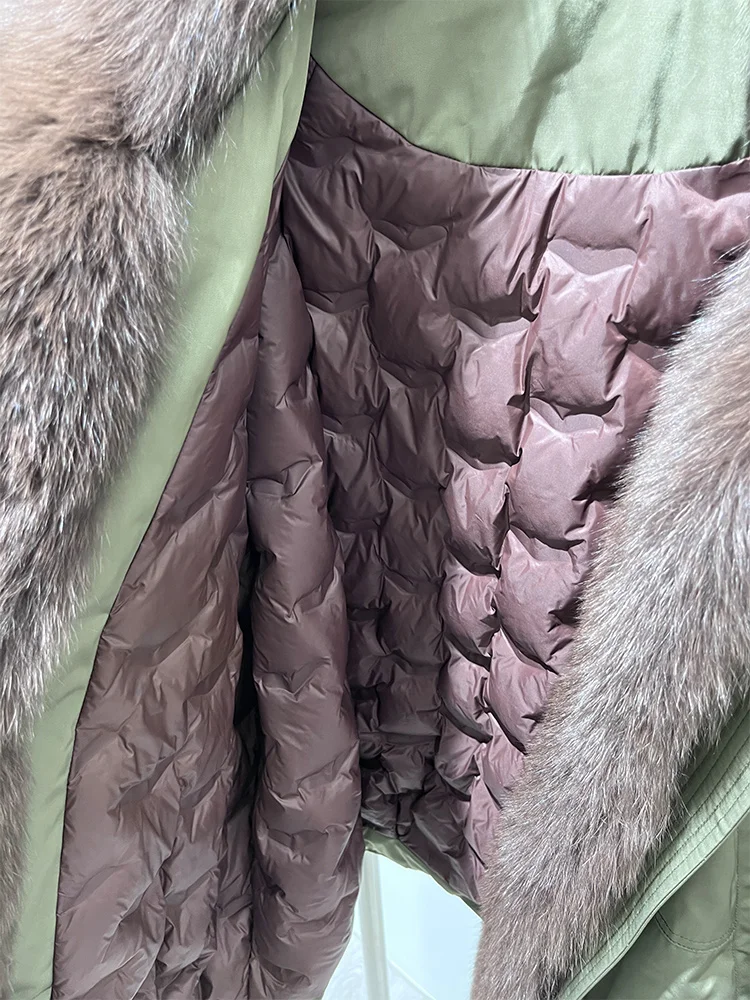 เสื้อโค้ทขนห่านสำหรับผู้หญิงแฟชั่นใหม่ปี 2025 สำหรับฤดูหนาว ตกแต่งด้วยขนจิ้งจอกแท้ พร้อมปกขนจิ้งจอกแท้