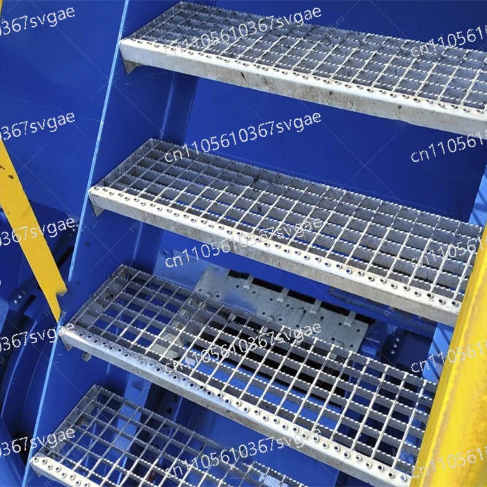 

Наружная лестница с алюминиевым покрытием от пола до потолка